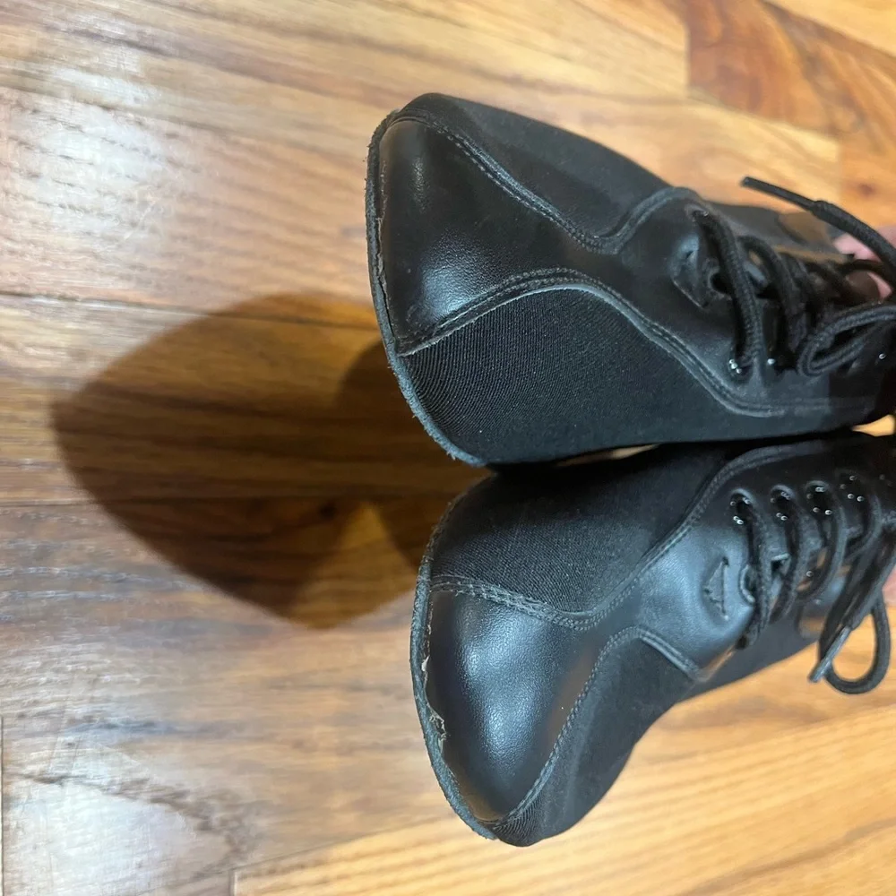 Black VERY FINE Ladies Practice/Cuban- Signature Series,Size 9.Some pilling area